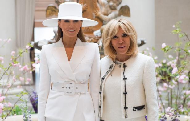 Melania Trump und Brigitte Macron posieren zusammen.
