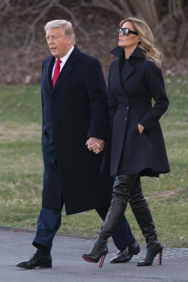 Donald Trump und Melania Trump gehen Händchen haltend spazieren.