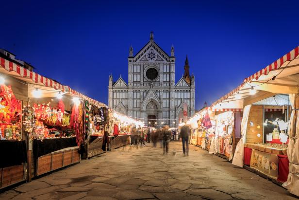 Ein Christkindlmarkt oder Weihnachtsmarkt in Florenz.
