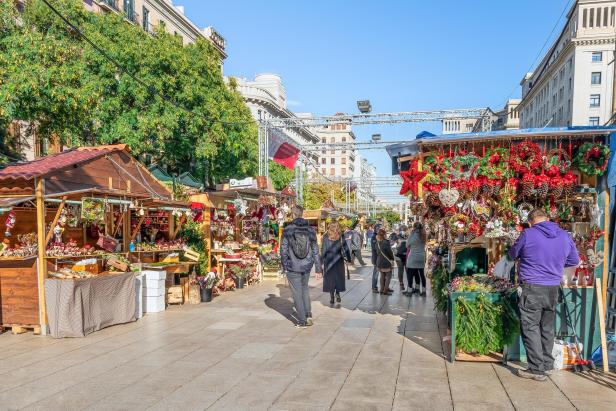 Der Christkindlmarkt Fira de Santa Llucia in Barcelona.