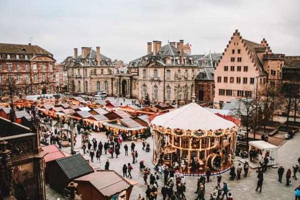 Christkindlmarkt / Weihnachtsmarkt / Christkindelsmärik in Strassburg.