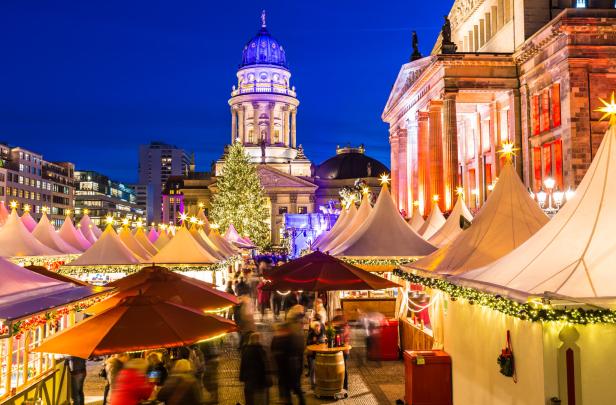 Der Weihnachtsmarkt am Gendarmenmarkt in Berlin bei Nacht.