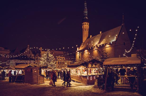 Der Weihnachtsmarkt auf dem Rathausplatz in Tallinn bei Nacht.