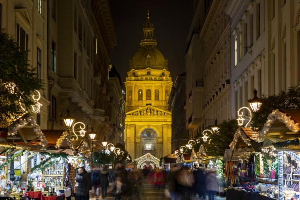 Blick auf den Weihnachtsmarkt vor der St.-Stephans-Basilika in Budapest bei Nacht.