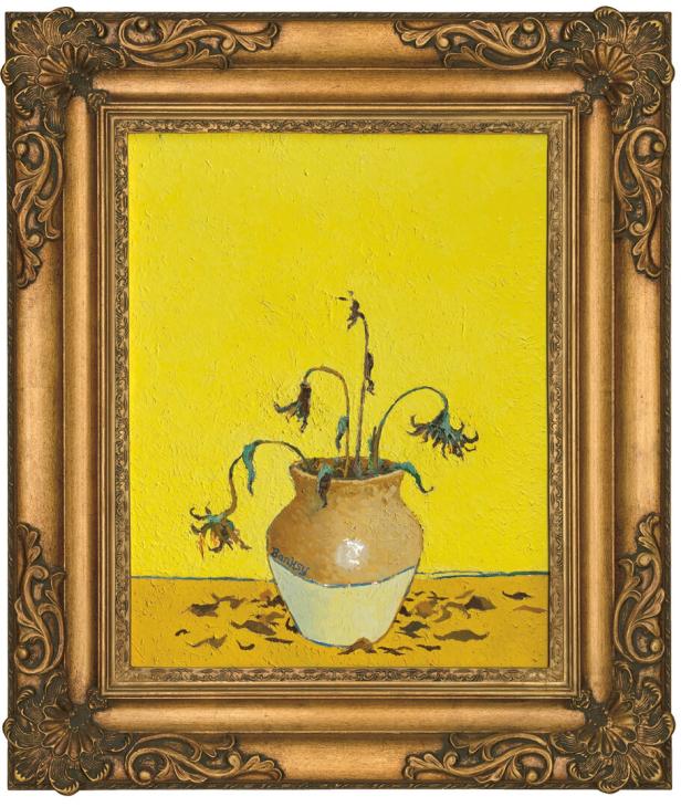 Ein Gemälde von verwelkten Sonnenblumen in einer Vase vor gelbem Hintergrund.
