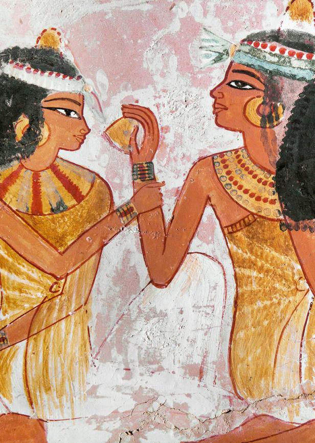 Zwei auf die Wand gemalte Frauen mit viel Schmuck, die eine reicht der anderen eine Zitrone.