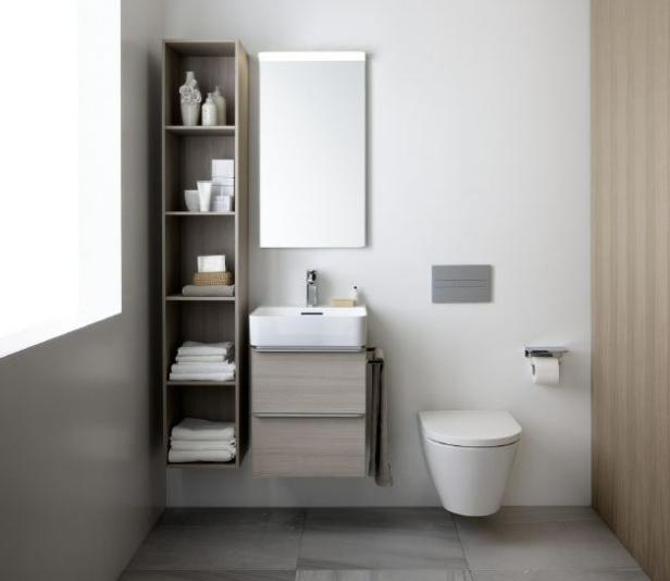Ein modernes Badezimmer mit Waschbecken, Toilette und Regal.