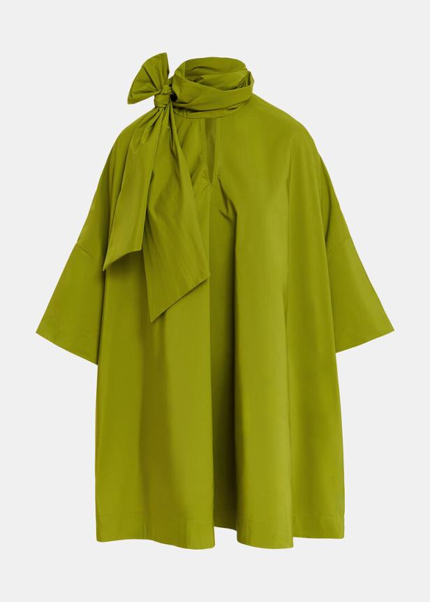Ein olivgrünes Kleid mit einem großen Schleifendetail am Kragen.