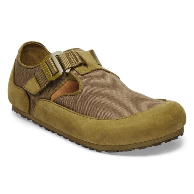 Ein khaki-farbener Birkenstock Tokio Schuh mit verstellbarem Riemen.