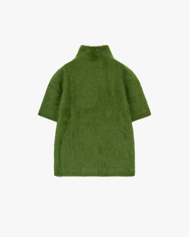 Ein grüner, kurzärmliger Mohairpullover mit Rollkragen vor einem weißen Hintergrund.