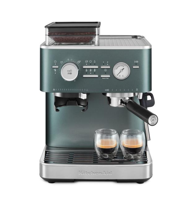 Eine türkisfarbene KitchenAid Espressomaschine mit zwei Gläsern Espresso.