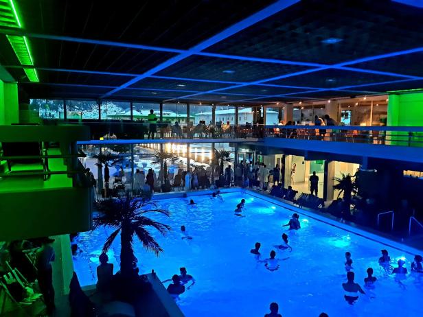 Poolparty in der Felsentherme in Bad Gastein im Rahmen des Grand Lighthouse Festivals