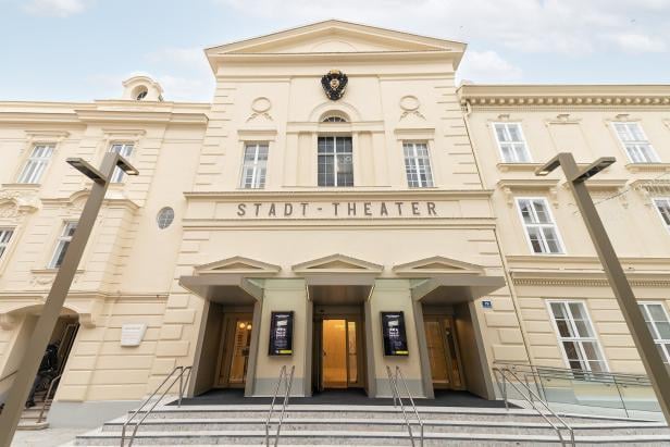 Vorhang auf im Stadttheater: Die alte Dame ist jetzt eine Diva