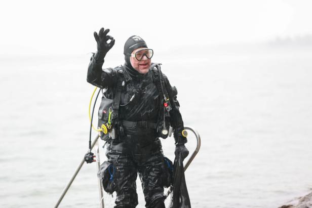 Axel Halbhuber im Trockenanzug beim Wintertauchen am Attersee