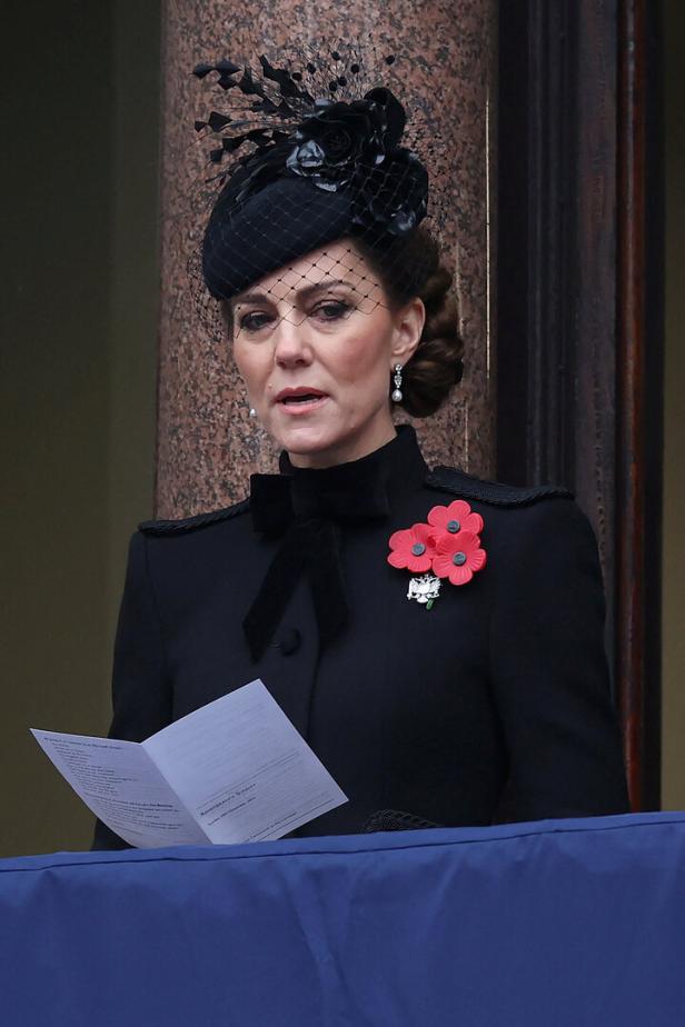 Catherine, Prinzessin von Wales, mit Hut und Mohnblumen am Remembrance Sunday.