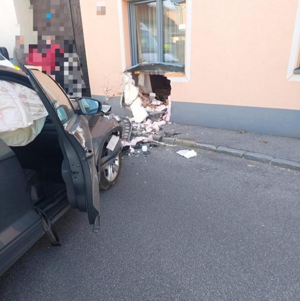 Unfall in der Buckligen Welt: Auto durchschlug Mauer von Wohnhaus