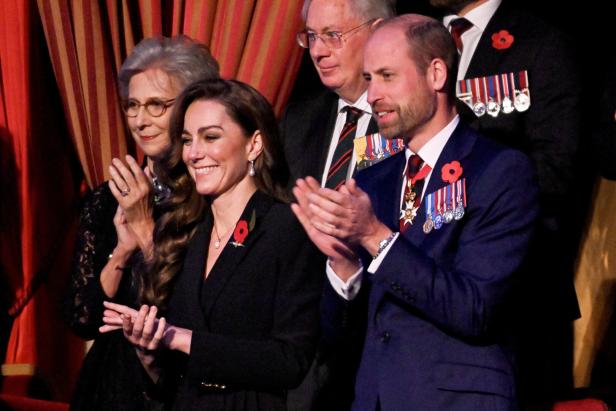 Prinz William und Prinzessin Kate bei einer Veranstaltung mit weiteren Personen.