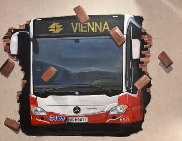 Dieser Bus der Wiener Linien durchbricht eine gemalte Wand. Ziegel fliegen herum.