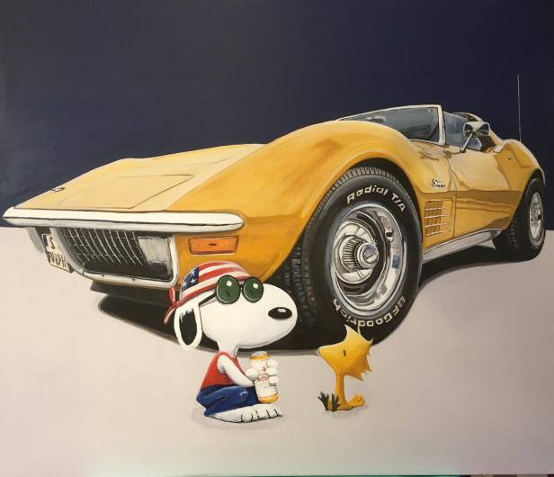 Eine Corvette aus den 70ern, davor sitzt Hund Snoopy mit Sonnenbrille und Bierdose neben dem Vogel Woodstock.