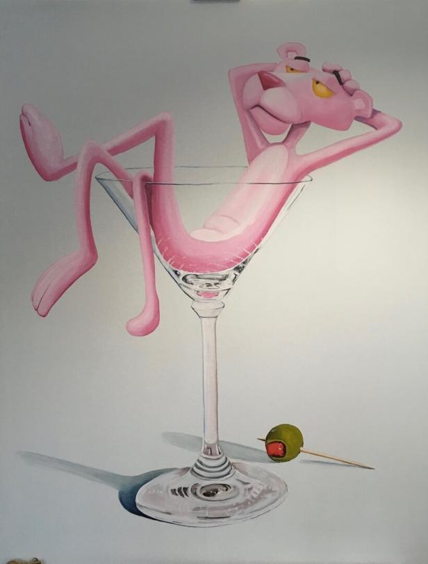 Die Comicfigur Paulchen Panther sitzt in einem Glas. Unten am Boden liegt eine aufgespießte Olive.