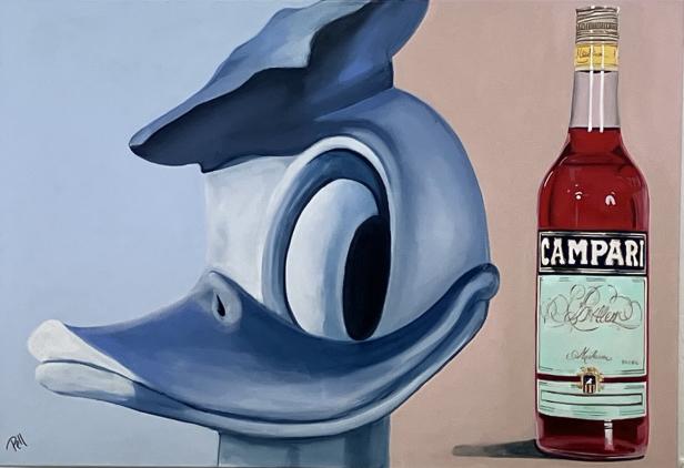 Ein Donald Duck wie von Gottfried Helnwein neben einer Campari-Flasche.