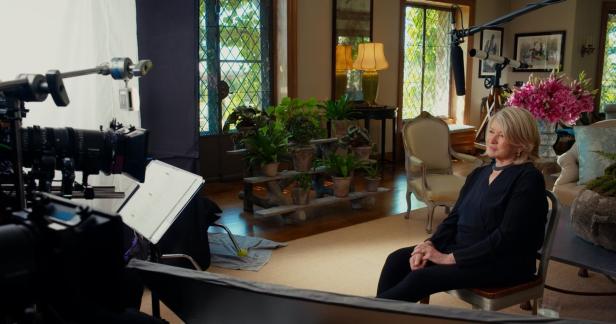 Martha Stewart sitzt in einem Studio mit Kameras und Requisiten.