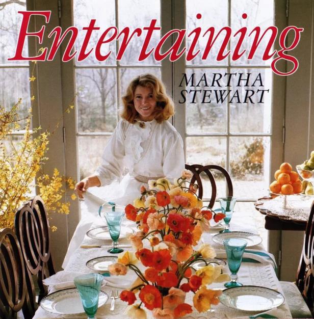 Das Cover von „Entertaining“ mit Martha Stewart an einem gedeckten Tisch.