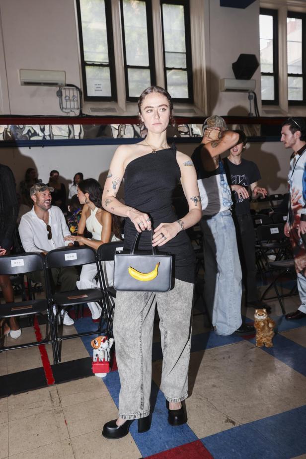 Ella Emhoff mit einer Handtasche mit Bananenaufdruck.