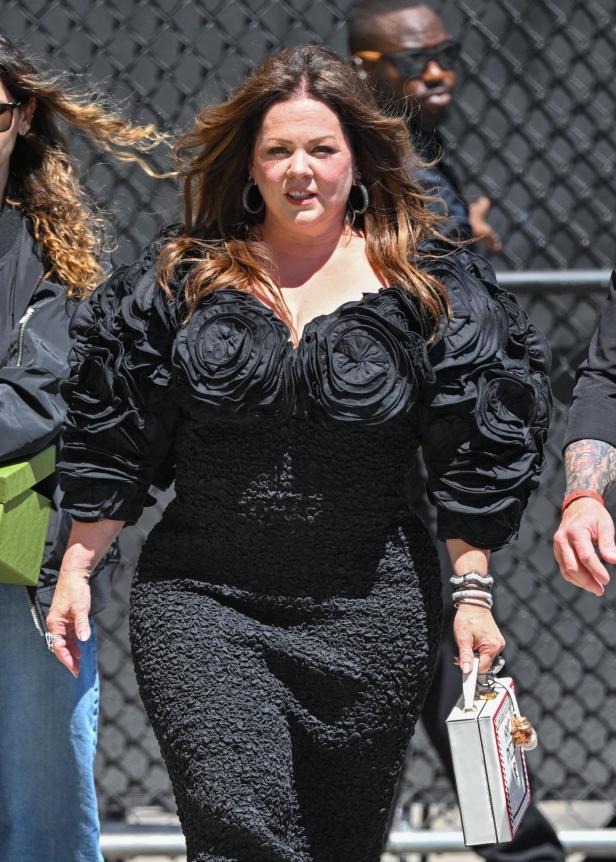 Melissa McCarthy mit einer Handtasche, die wie ein Pizzakarton aussieht.