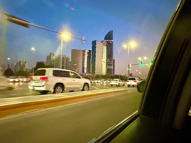 Autofahren in Abu Dhabi: Ein Blick in die Zukunft - oder die Vergangenheit?