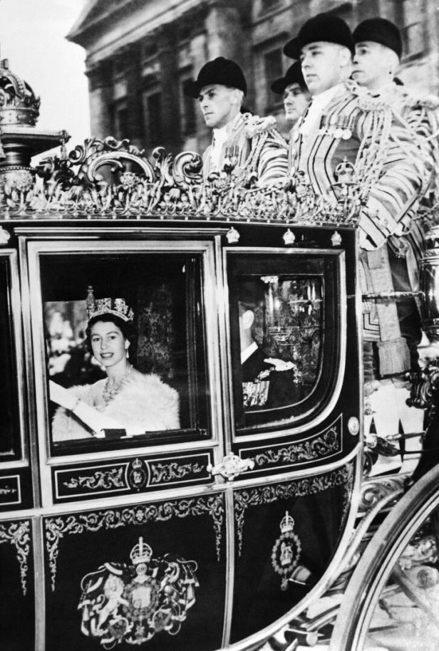 Krönung von Queen Elizabeth II.: Die junge Queen in ihrer Kutsche.