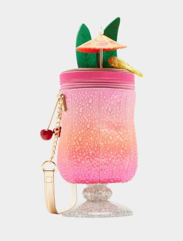 Eine Cocktail-förmige Tasche von Betsy Johnson mit Schirmchen und Kirsche.