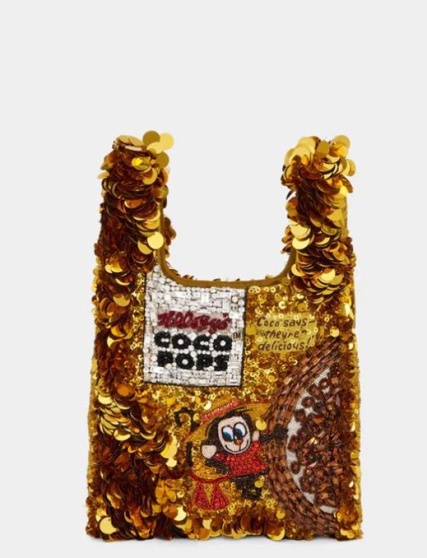 Eine mit Pailletten besetzte Tasche von Anya Hindmarch im Design einer „Coco Pops“-Packung.