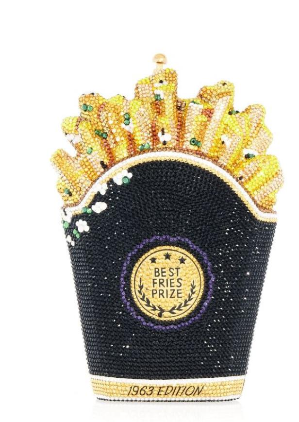 Eine mit Strasssteinen besetzte Handtasche in Form einer Pommestüte mit der Aufschrift „Best Fries Prize“.