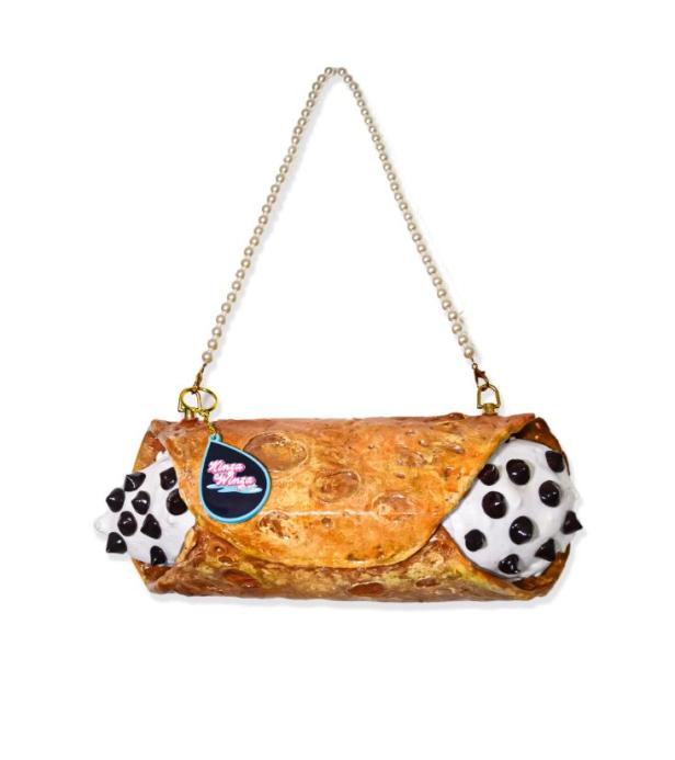 Eine Handtasche in Form eines Cannoli mit Schokoladenstückchen und einer Perlenkette.