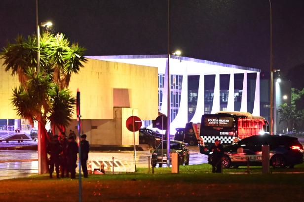 Oberstes Gericht in Brasilien nach Explosionen evakuiert: Ein Toter