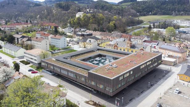 Schulzentrum in NÖ geflutet: Eltern sorgen sich um Schimmel und Gestank