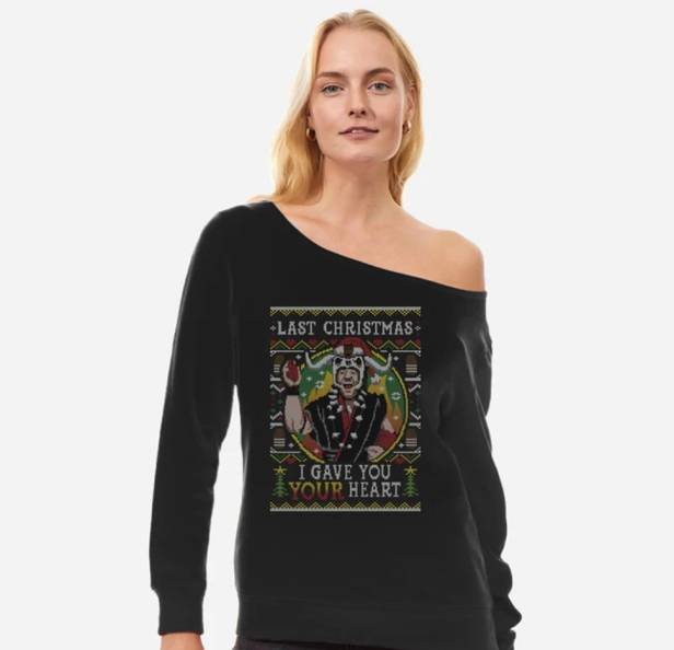 Eine Frau trägt einen „Last Christmas“-Pullover mit einem Motiv im Stil eines Weihnachtspullovers.