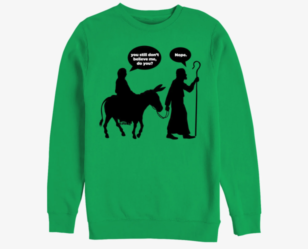 Ein grüner Pullover mit einer Illustration von Maria und Josef mit Sprechblasen.