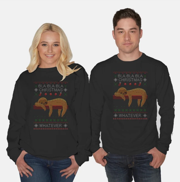 Ein Paar trägt „Ugly Christmas Sweater“ mit einem Faultier-Motiv von Teefury.