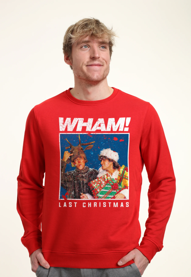 Ein Mann trägt einen roten „Wham! Last Christmas“-Weihnachtspullover.