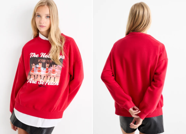 Ein roter Pullover mit dem Aufdruck „The Holidays Winter Talent Are So Fetch“ wird von einem Model präsentiert.