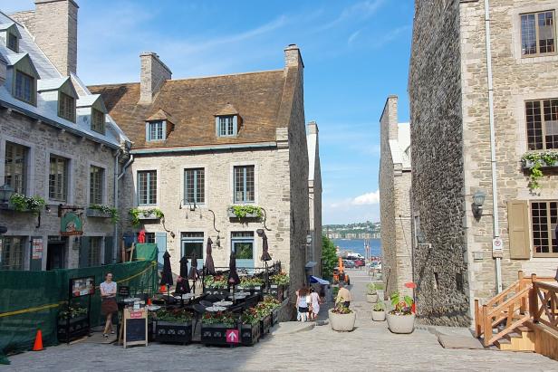 Place Royal in der Unterstadt von Quebec mit Blick auf St. Lorenz Strom