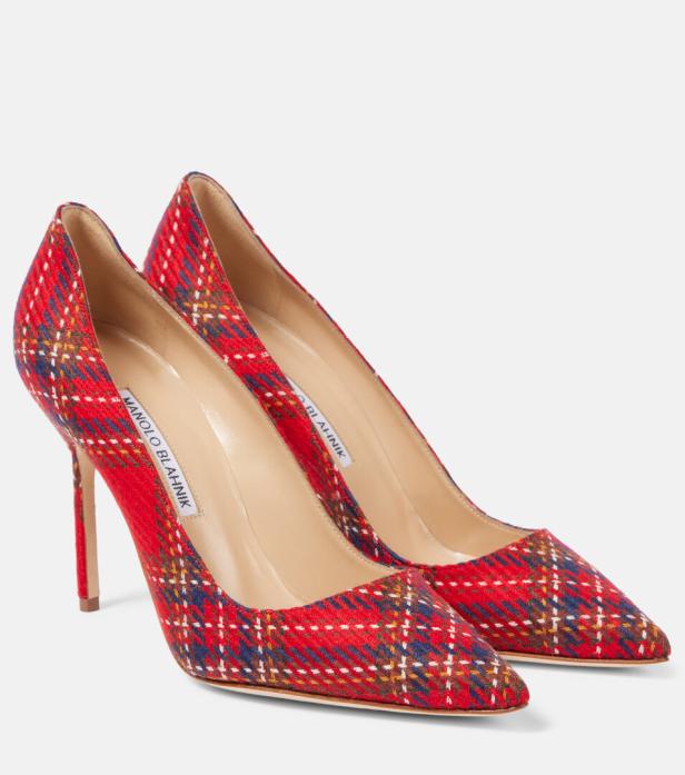 Ein Paar rot karierte Manolo Blahnik High Heels.