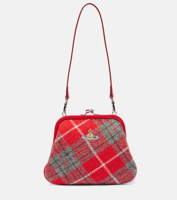 Eine rot-grau karierte Handtasche von Vivienne Westwood mit rotem Henkel.