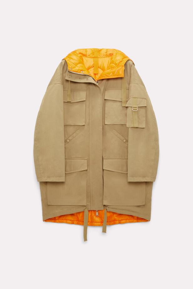 Ein langer, beiger Parka mit orangefarbener Kapuze und Futter vor einem weißen Hintergrund.