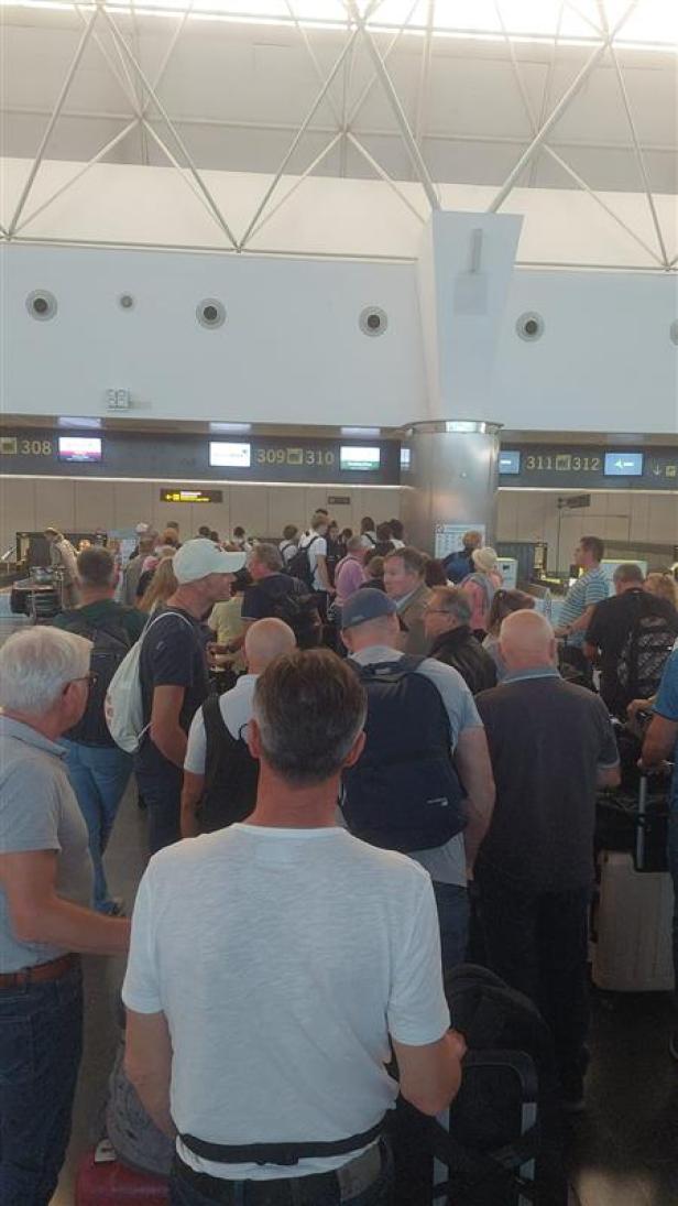 Warteschlange am Flughafen Las Palmas