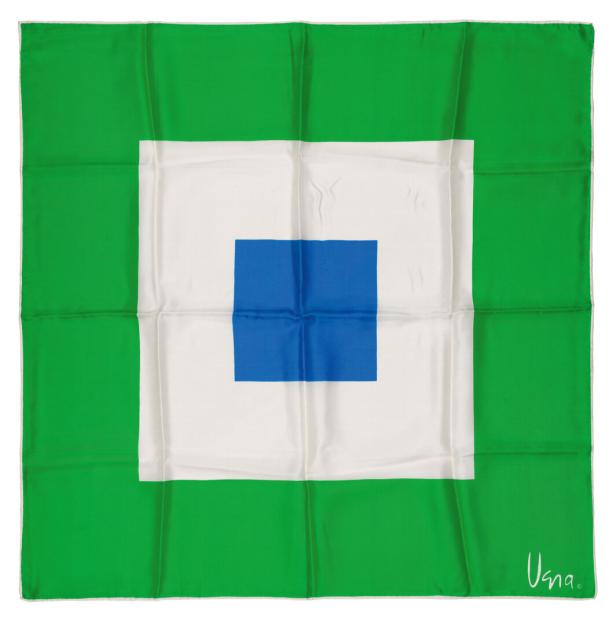 Ein grünes Seidentuch mit einem weißen Quadrat und einem blauen Quadrat in der Mitte.