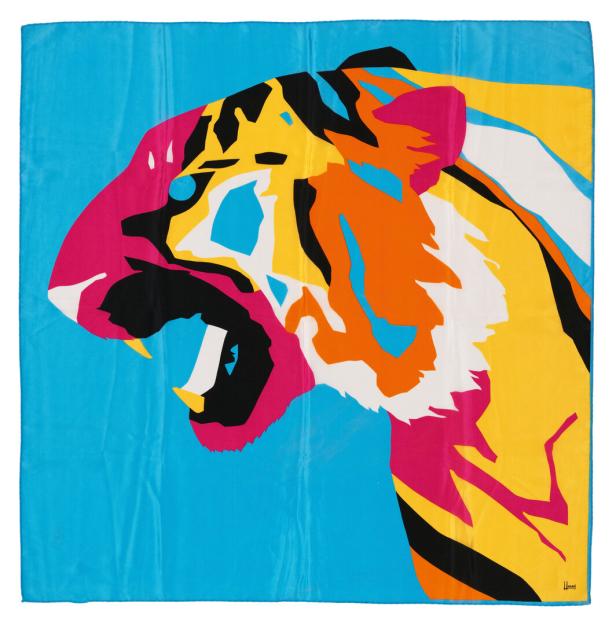 Ein farbenfrohes Tuch mit dem stilisierten Kopf eines Tigers.