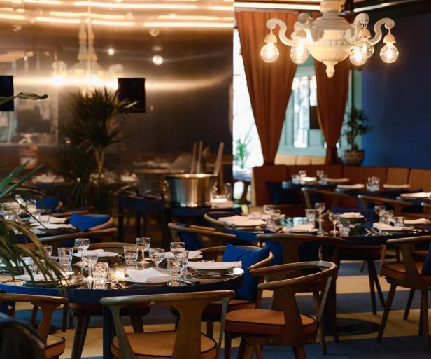 Ein elegant gedeckter Tisch in einem gehobenen Restaurant.